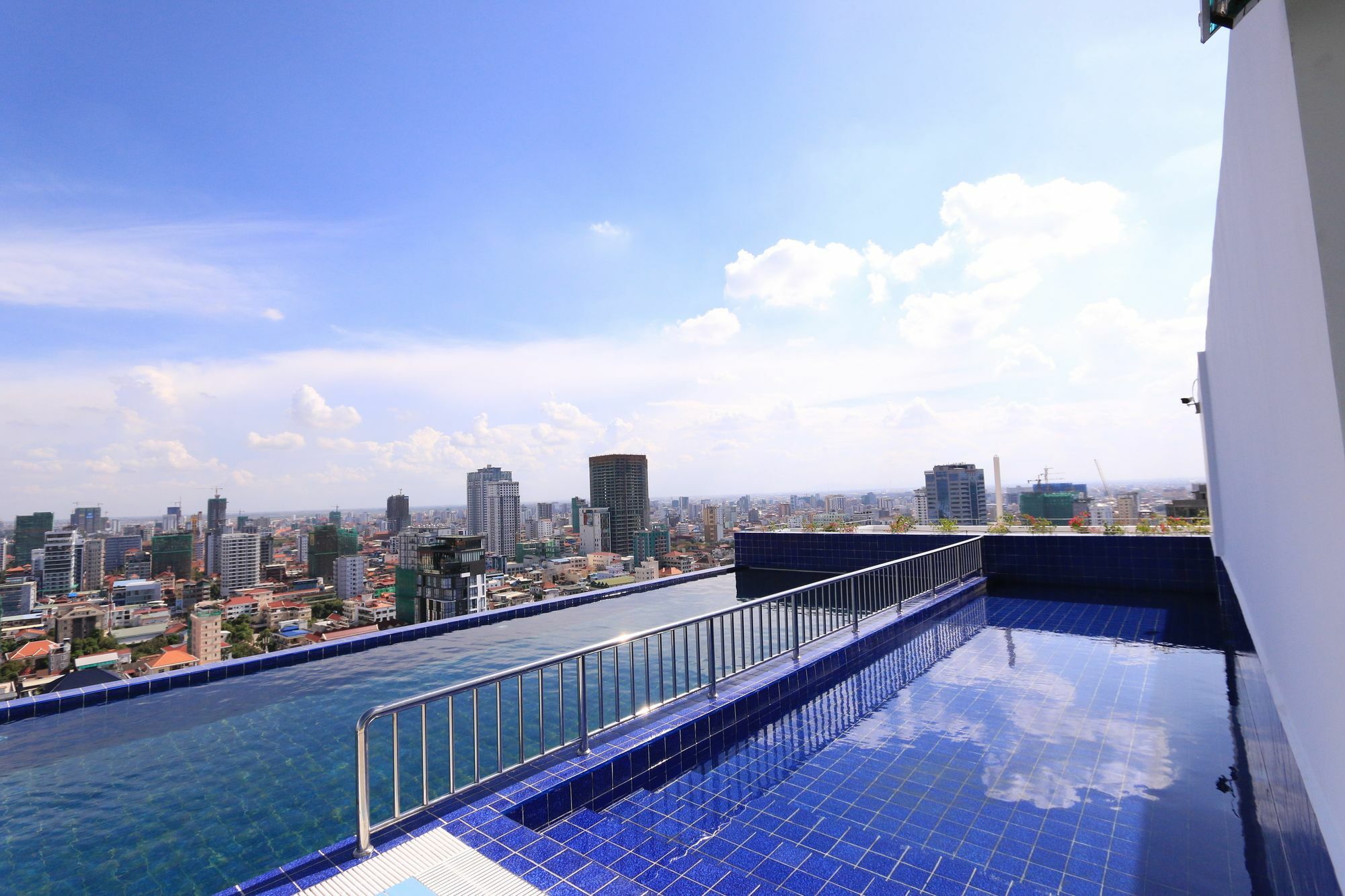 Eastland Hotel & Apartment Phnom Penh Extérieur photo