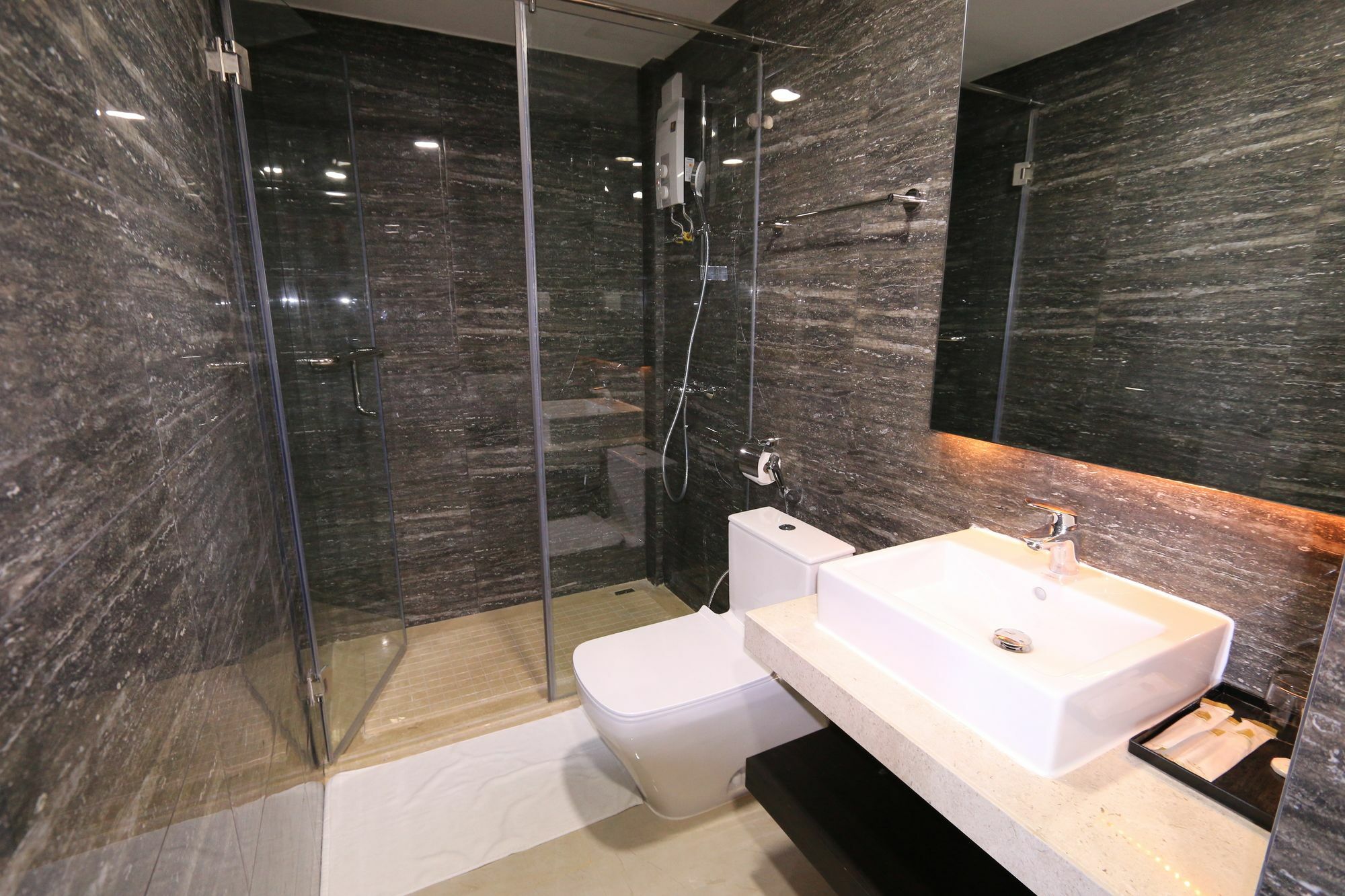Eastland Hotel & Apartment Phnom Penh Extérieur photo