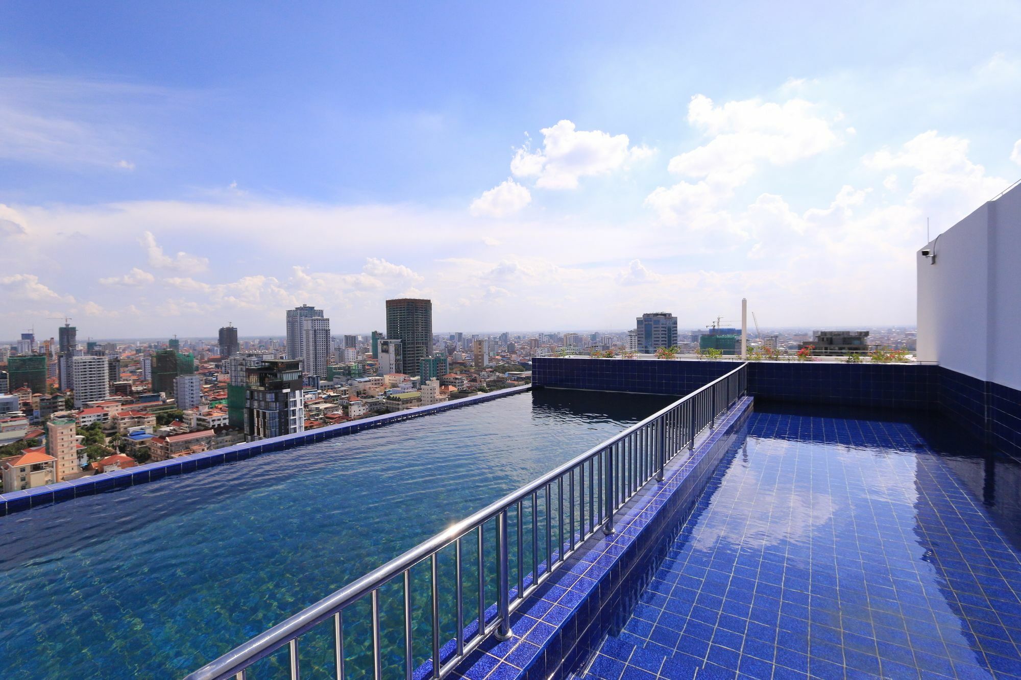 Eastland Hotel & Apartment Phnom Penh Extérieur photo