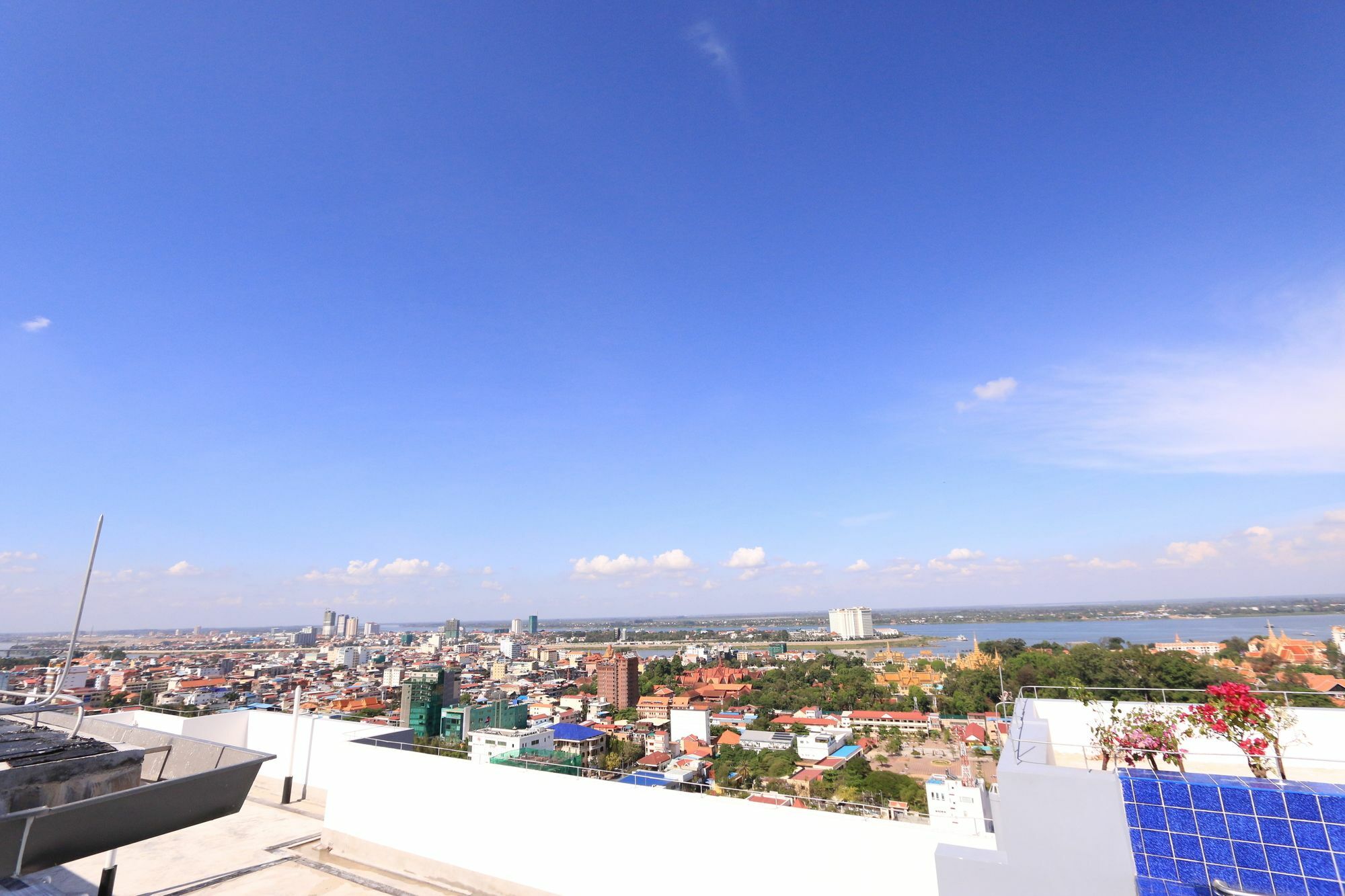 Eastland Hotel & Apartment Phnom Penh Extérieur photo