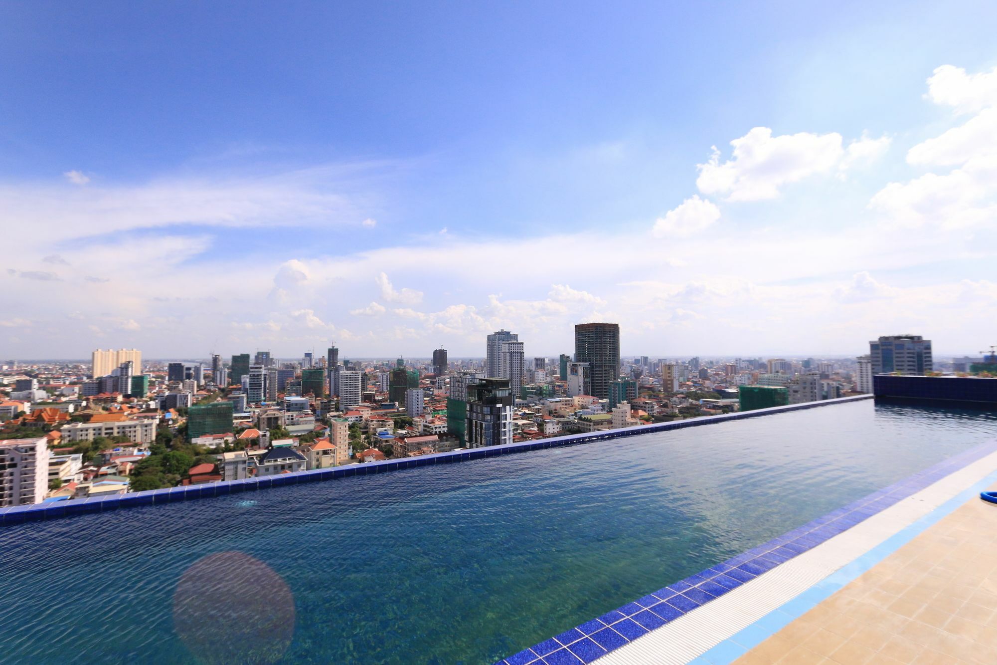 Eastland Hotel & Apartment Phnom Penh Extérieur photo